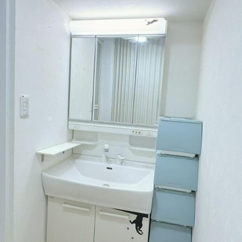 【独立洗面台】 | パラスト中板橋 | 洗髪洗面化粧台です。3面鏡が備わった洗面化粧台。ボウルとカウンターはお手入れのしやすい一体型です。