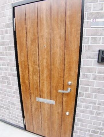 川崎市麻生区岡上５丁目のアパートの玄関