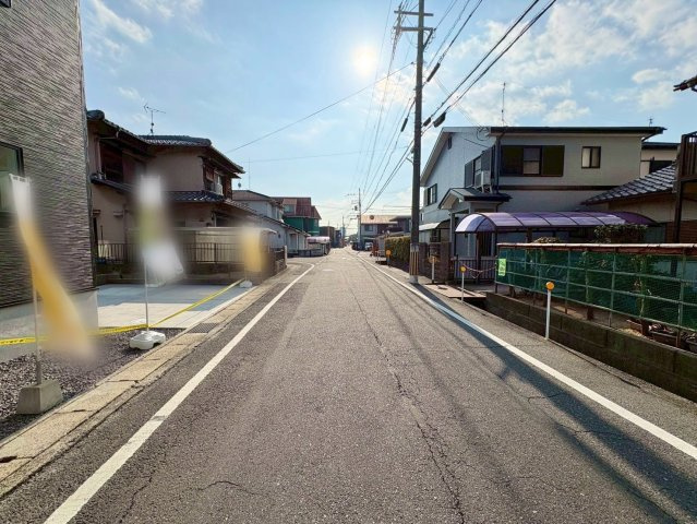 栗東市小平井2丁目　新築戸建ての前面道路含む現地写真