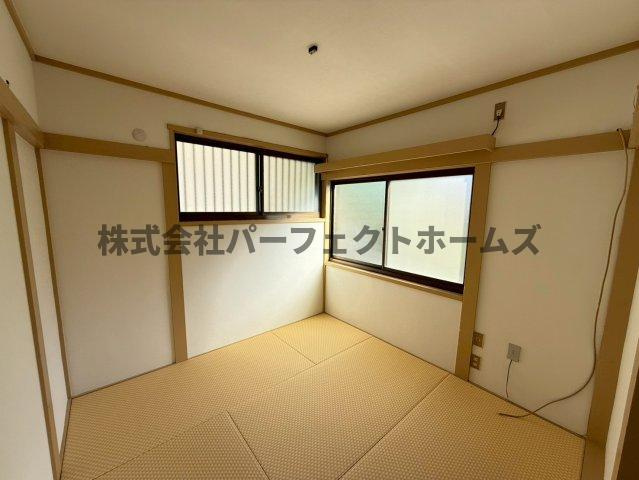 香里ヶ丘1丁目戸建　賃貸の和室|明るい和室です