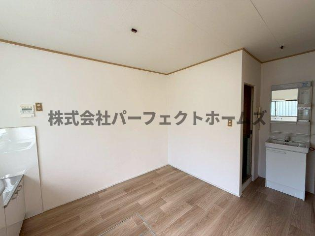 香里ヶ丘1丁目戸建　賃貸の居間・リビング|キッチンでお料理をお楽しみください