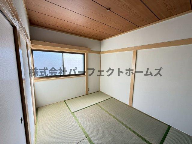 香里ヶ丘1丁目戸建　賃貸の和室|明るい和室です