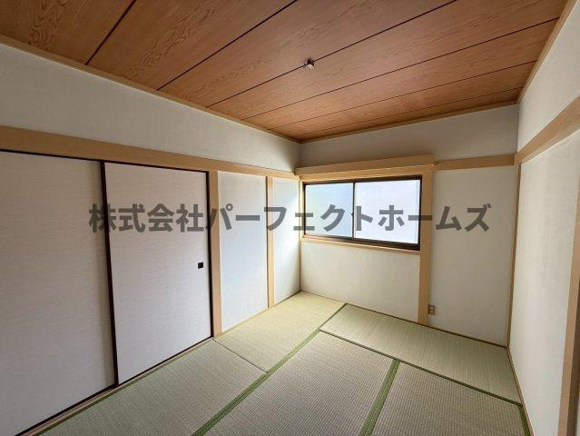 香里ヶ丘1丁目戸建　賃貸の和室|落ち着いた雰囲気の和室付きです