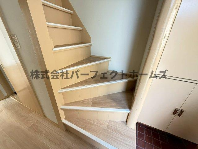 香里ヶ丘1丁目戸建　賃貸の内装|明るい色調の室内です