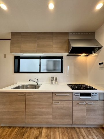 守口市佐太中町五丁目のキッチン|グリル付き3口コンロのシステムキッチンです。
上下に収納付きなので調理器具もすっきり片付きます。