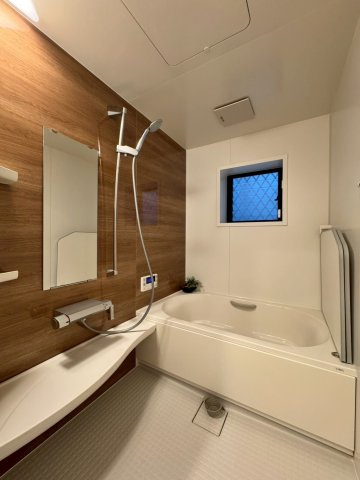 守口市佐太中町五丁目の浴室|小窓付きで自然換気も可能です。
