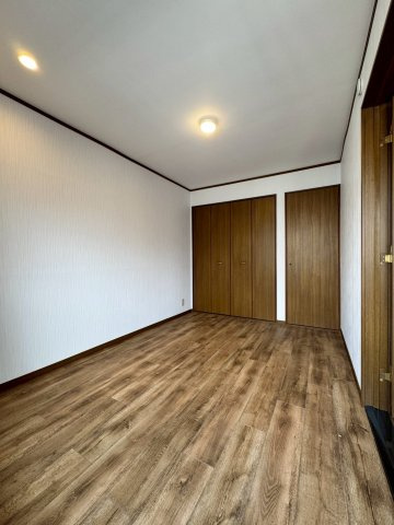 守口市佐太中町五丁目の洋室|約6帖の洋室はたっぷり収納できるクローゼット付きです。