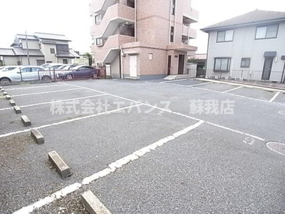 【駐車場】 | ドエル末広 | 駐車場があるので、車を買う予定の方も安心です