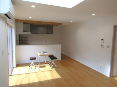 【居間・リビング】 | 【ZEH水準住宅】甲府市東光寺3丁目A棟 | ゆったり過ごせるリビングです