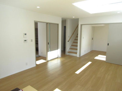 【居間・リビング】 | 【ZEH水準住宅】甲府市東光寺3丁目A棟 | ゆったりとしたリビングです