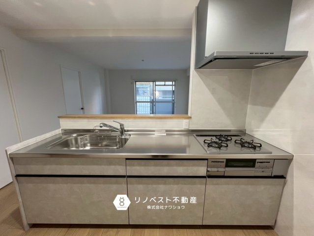 正起瓢箪山ハイツのキッチン|3口コンロシステムキッチンです◎
作業スペースも広々です♪