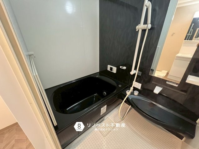 正起瓢箪山ハイツの浴室|シックなデザインが特徴的な浴室です。
リラックスしたバスタイムが過ごせそうですね◎
