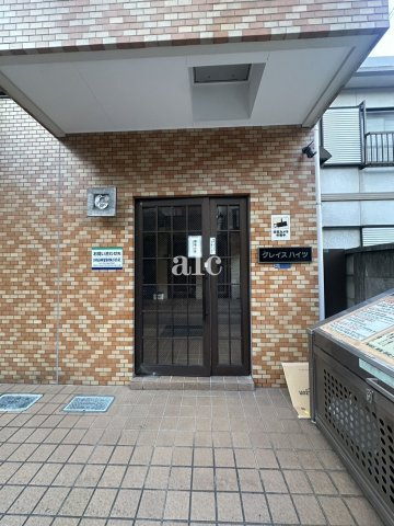 新宿区西新宿４丁目のアパートのエントランス