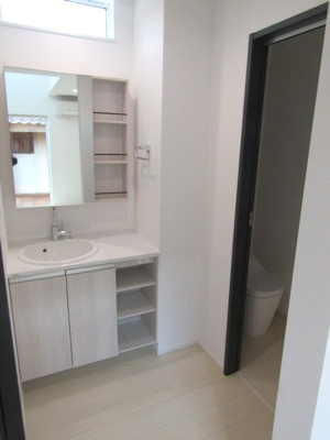 【独立洗面台】 | 【ZEH水準住宅】甲府市東光寺3丁目B棟 | 朝の支度にも助かる、独立の洗髪洗面化粧台