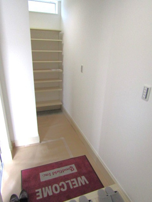 【玄関】 | 【ZEH水準住宅】甲府市東光寺3丁目B棟 | 落ち着いた玄関です