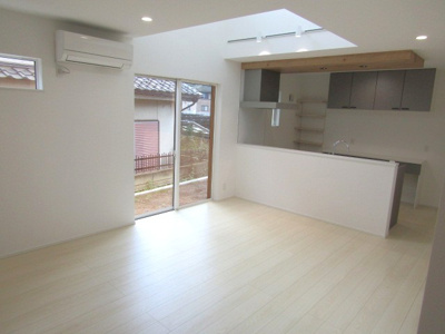 【居間・リビング】 | 【ZEH水準住宅】甲府市東光寺3丁目B棟 | おしゃれなリビングです