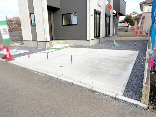 ひたちなか市高場7期　新築戸建て　1号棟の駐車場|カースペースは3台完備。ゲスト用のスペースも確保できますね♪