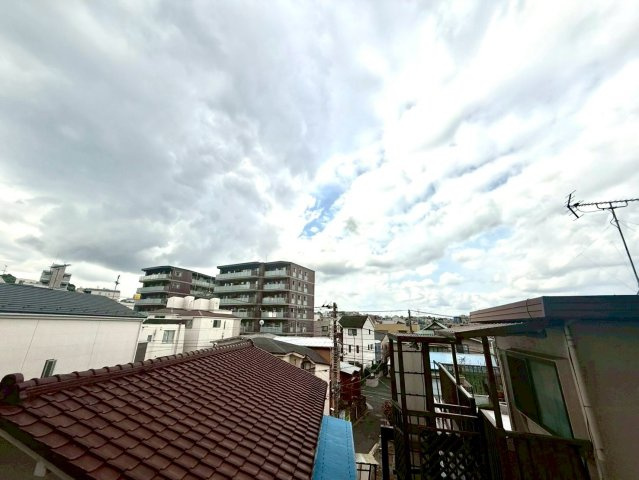 マンション掃部山公園の展望|リノベーション中のお部屋からの眺望。開放感ある景色が広がり、日々に爽やかな安らぎを与えます。