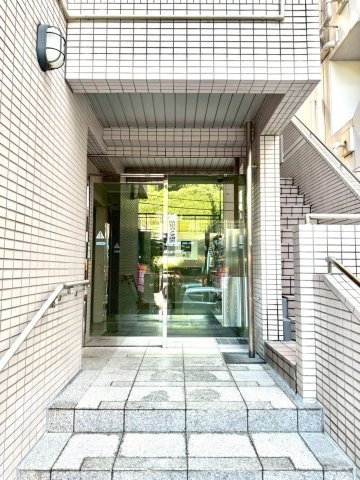 マンション掃部山公園のエントランス|落ち着いたタイル貼りのデザインが住まう方を上品に迎えます。