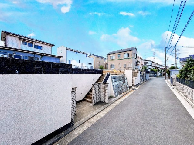 旭区善部町　新築戸建ての前面道路含む現地写真|◆前面道路も幅員があり車の運転も安心！前面道路は閑静な住宅地。車通りの少ない道路です。お子様にも安心です。
