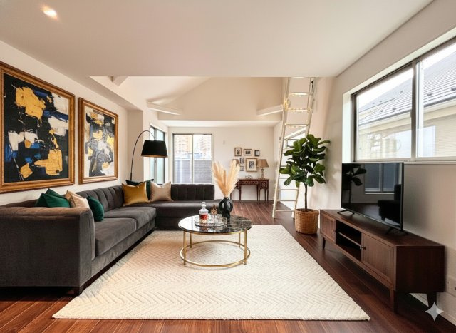 旭区善部町　新築戸建てのその他|［モデルハウス］◆家族で食卓を囲むダイニングスペースと、ソファでゆったりくつろぐリビングスペースがしっかり区切られているので家具の配置や用途を使いわけしやすいです。
