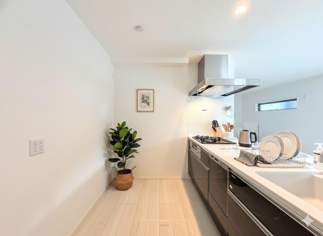 旭区善部町　新築戸建てのその他|［モデルハウス］◆キッチンからダイニングやリビングが見渡せるキッチン。料理をしながら家族とコミュニケーションをとれるだけでなく、大きな開放感も得られることができます。
