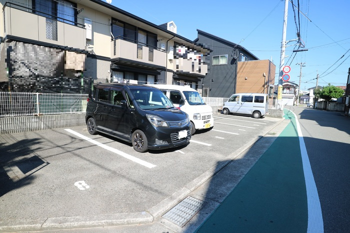 コモドエールの駐車場
