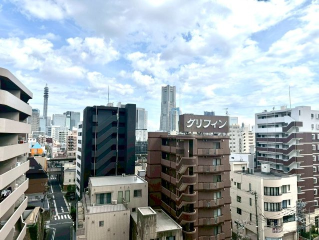 ライオンズプラザヨコハマ戸部の展望|窓から広がる都市景観と青空が魅力。開放感と明るさを実感できる、心地よい住環境をお楽しみいただけます。