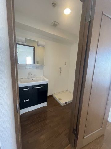 【独立洗面台】 | マーヴェラスガーデンコート | 同マンション内の別部屋の写真です