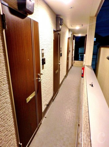 パルランド荻窪のロビー|夜間でも明るい廊下部