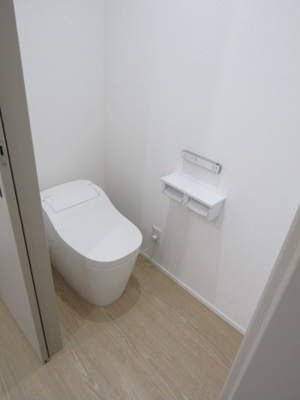 【トイレ】 | 【ZEH水準住宅】甲府市富士見1丁目B棟 | シンプルで使いやすいトイレです