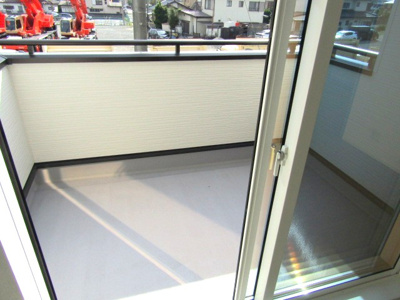 【バルコニー】 | 【ZEH水準住宅】甲府市富士見1丁目B棟 | 暖かな日差しのふりそそぐバルコニー