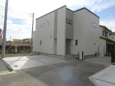 【駐車場】 | 【ZEH水準住宅】甲府市富士見1丁目B棟 | 駐車場に車を止められます