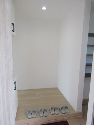 【玄関】 | 【ZEH水準住宅】甲府市富士見1丁目B棟 | 玄関です