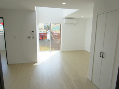 【居間・リビング】 | 【ZEH水準住宅】甲府市富士見1丁目B棟 | こちらの居間で趣味の時間をお楽しみください