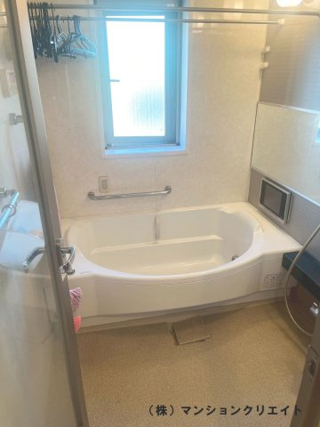 ロアール濱町桜橋 粋人の浴室|窓があるので明るい浴室です