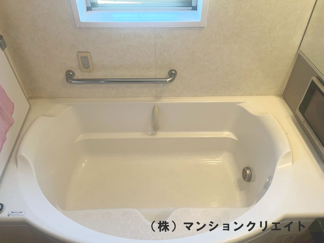 ロアール濱町桜橋 粋人の浴室|D型のステップ付き浴槽です