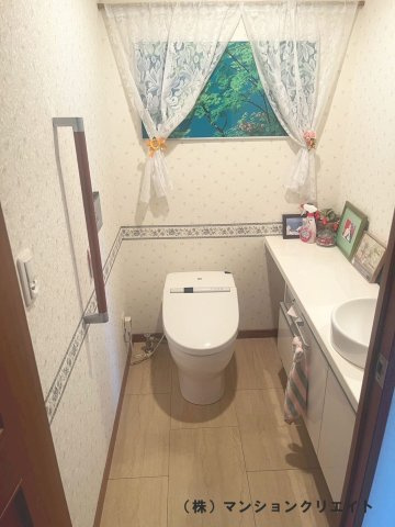 ロアール濱町桜橋 粋人のトイレ|手すり、手洗い付きの広いトイレです