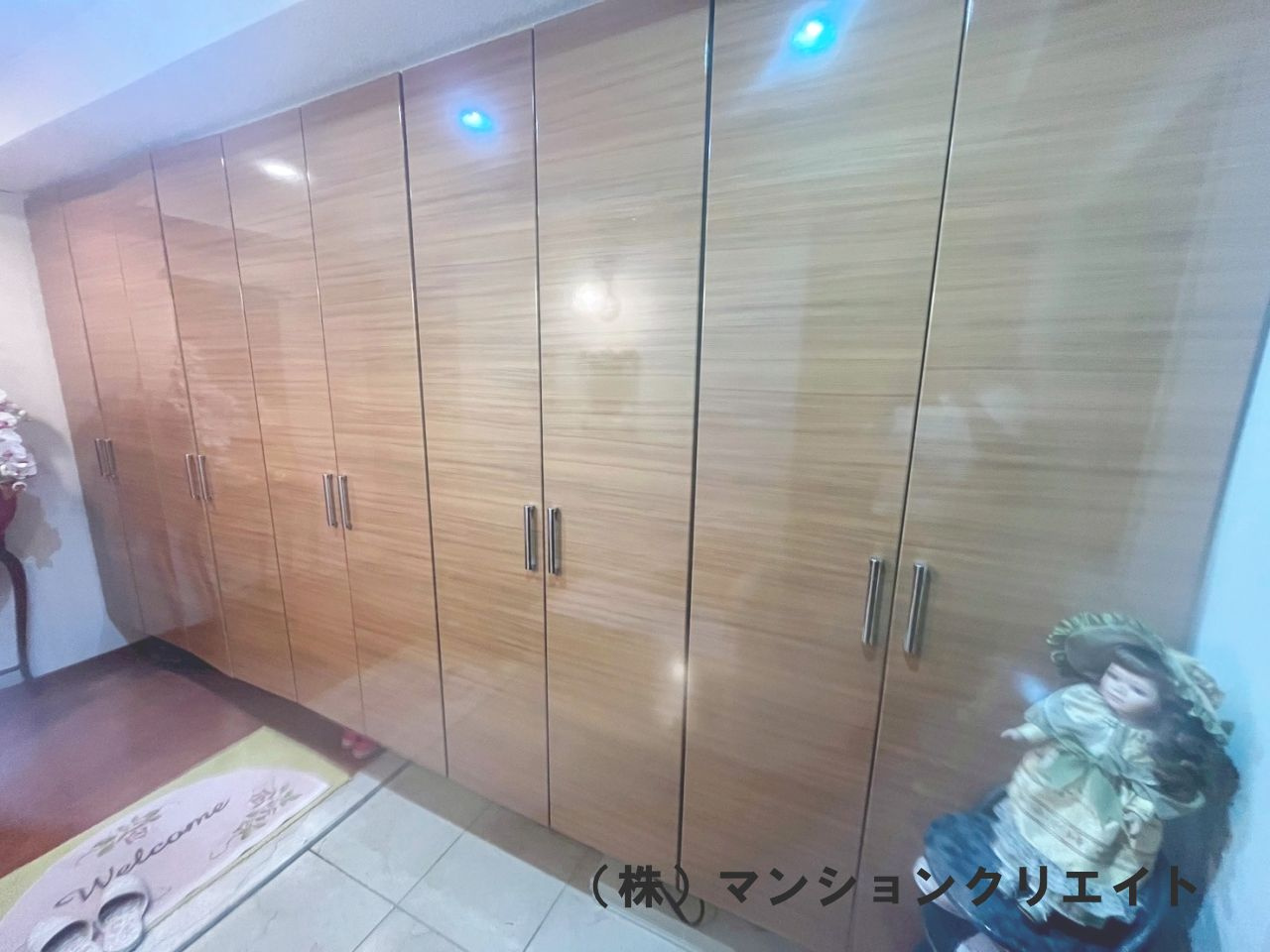 ロアール濱町桜橋 粋人の収納|天井までの収納　右側シューズ入れ、左側はコート掛けになっています