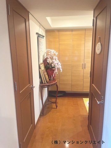 ロアール濱町桜橋 粋人の玄関|左側の扉は納戸、右側の扉はトイレです