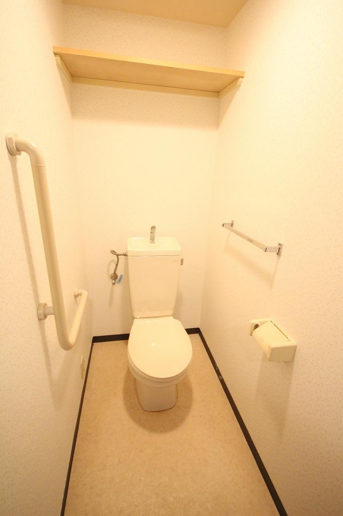 プラザハイツ二ツ屋　E棟のトイレ|※お部屋により仕様が異なる場合があります。