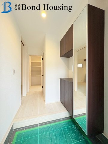 小学校徒歩約9分の安心通学・耐震等級3　西区今寺　限定1棟の玄関