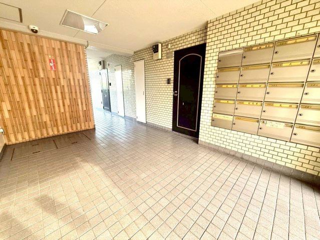 エンゼルハイム軽井沢のその他共用部分|タイル貼りのエントランスホールは重厚感と清潔感を兼ね備え、安心感のある住まいの顔です。