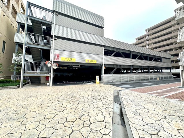 パークスクエア三ツ沢公園エアリーテラスの駐車場|自走式平面駐車場を完備。出し入れがスムーズで利便性に優れ、大切なお車を安心して保管いただけます。