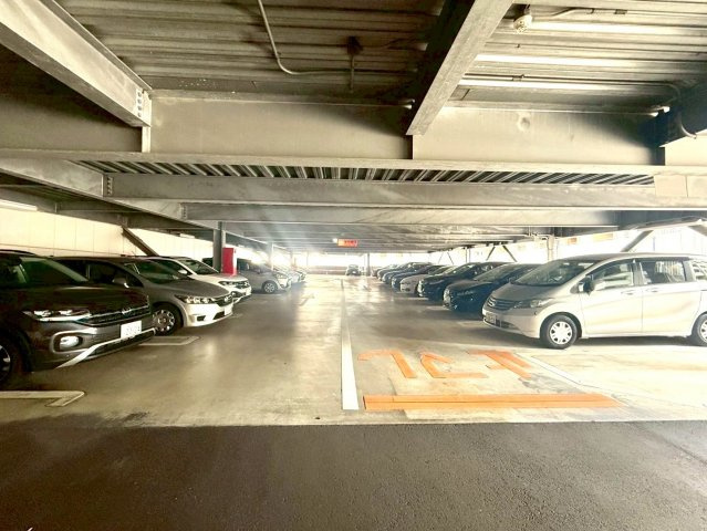 パークスクエア三ツ沢公園エアリーテラスの駐車場|自走式平面駐車場を完備。出し入れがスムーズで利便性に優れ、大切なお車を安心して保管いただけます。