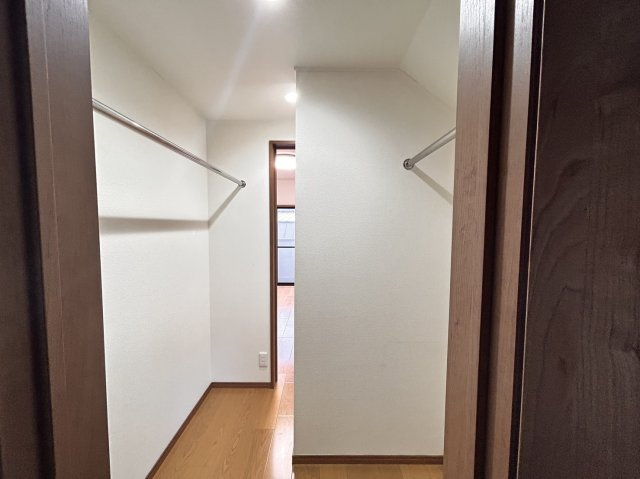 篠原本町3丁目　中古戸建の収納|洋室と洋室を繋ぐウォークインクローゼット。