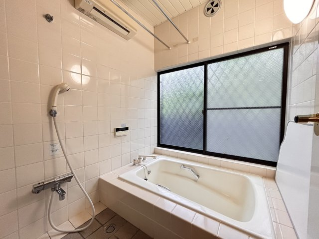 篠原本町3丁目　中古戸建の浴室|お風呂には小窓ではなく大きな窓を設けております。自然換気も可能、日差しを感じながらのバスタイムは癒しのひと時になります。