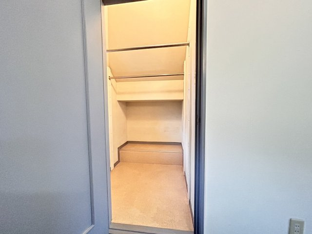 篠原本町3丁目　中古戸建の収納|2階廊下収納スペース。掃除用具やトイレットペーパーなどの消耗品。なんでも収納できそうです。