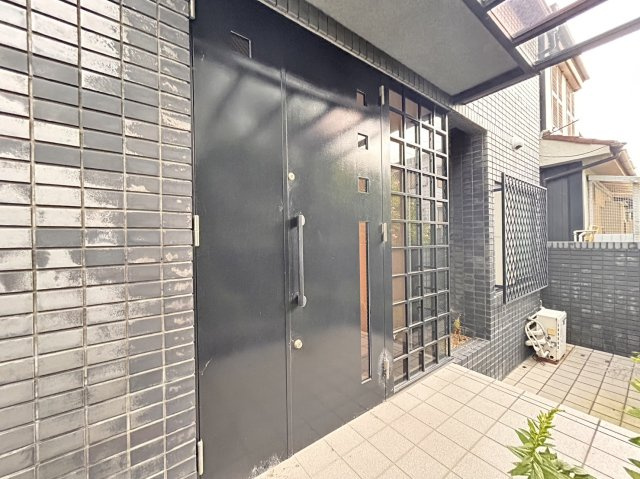 篠原本町3丁目　中古戸建の玄関|玄関は重厚感のある扉です。