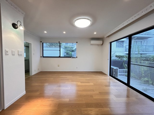 篠原本町3丁目　中古戸建の居間・リビング|家族が集まる憩いの場。広々とした空間で家族時間を過ごすことができます。また、お食事のスペースとくつろぎスペースで分けてお使いいただくこともできます。